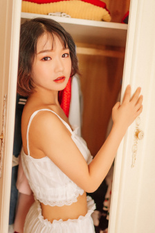 和尚吮她的花蒂和奶水视频